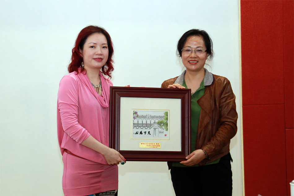 长城集团副董事长、潮州女企业家协会会长吴淡珠（左）与中山市女企业家协会会长张晓玲互赠纪念品。